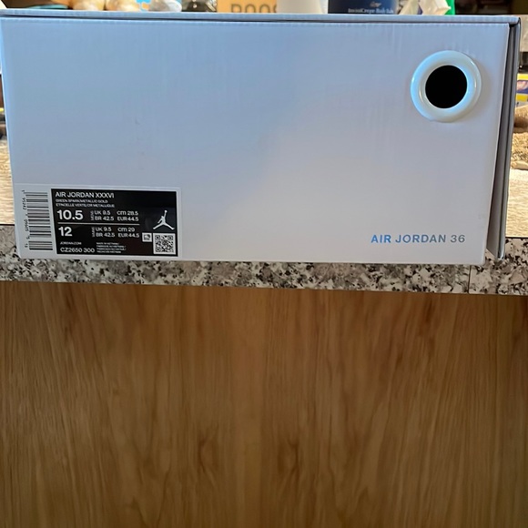 JORDAN 36GREEN SPARK/METALLIC GOLD 10.5 sneaker is gorgeous - box best box ever - Picture 3 of 5